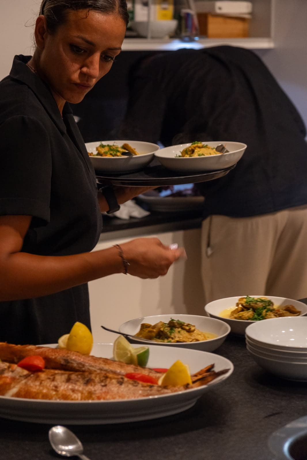 Service attentif pendant un dîner privé