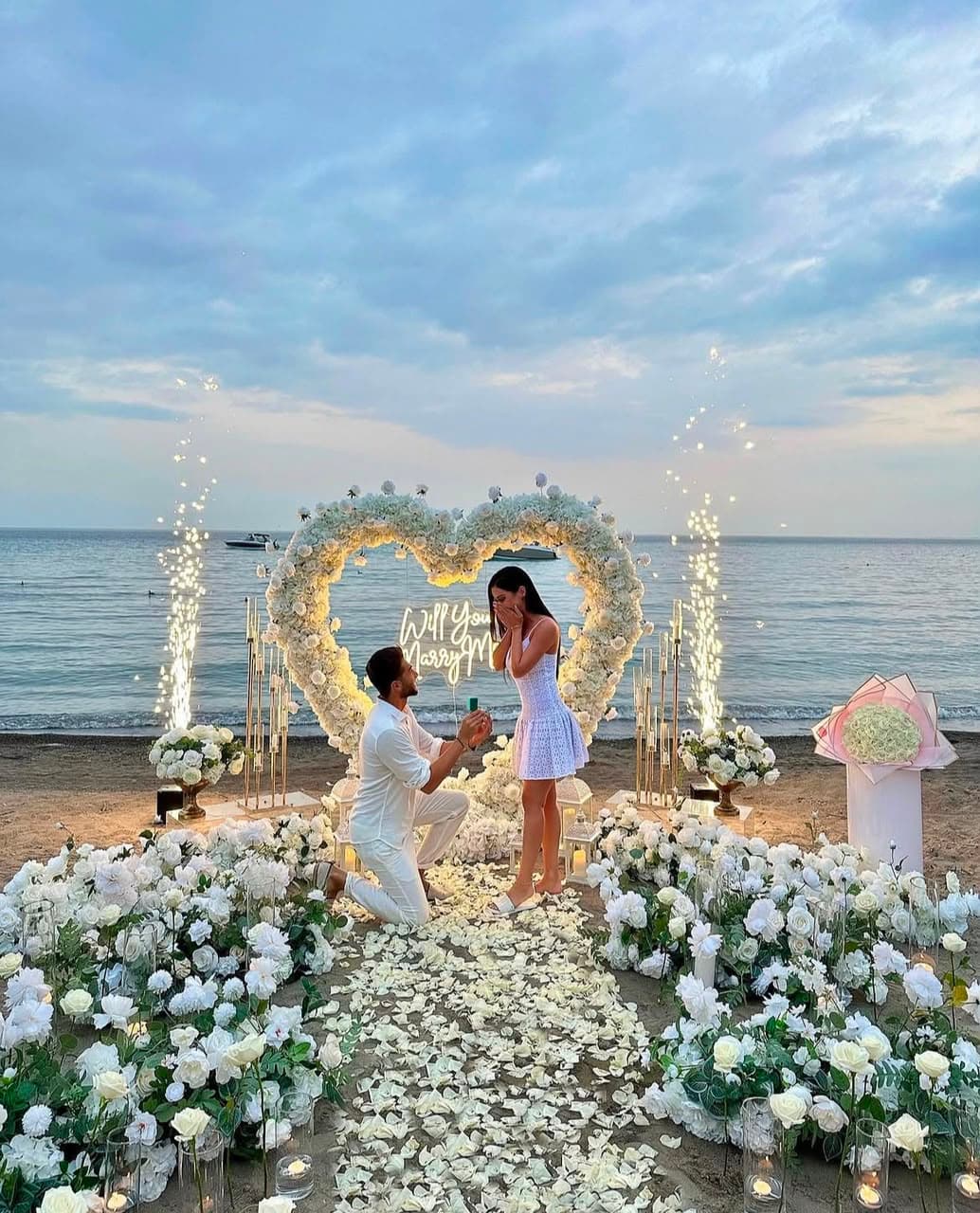 Demande en mariage préparée au bord de la mer